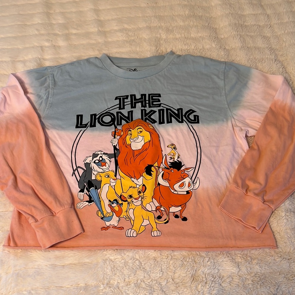 (Junior Sizing) Cropped Tie-Dye Disney Lion King Tie-Dye Long Sleeve Shirt